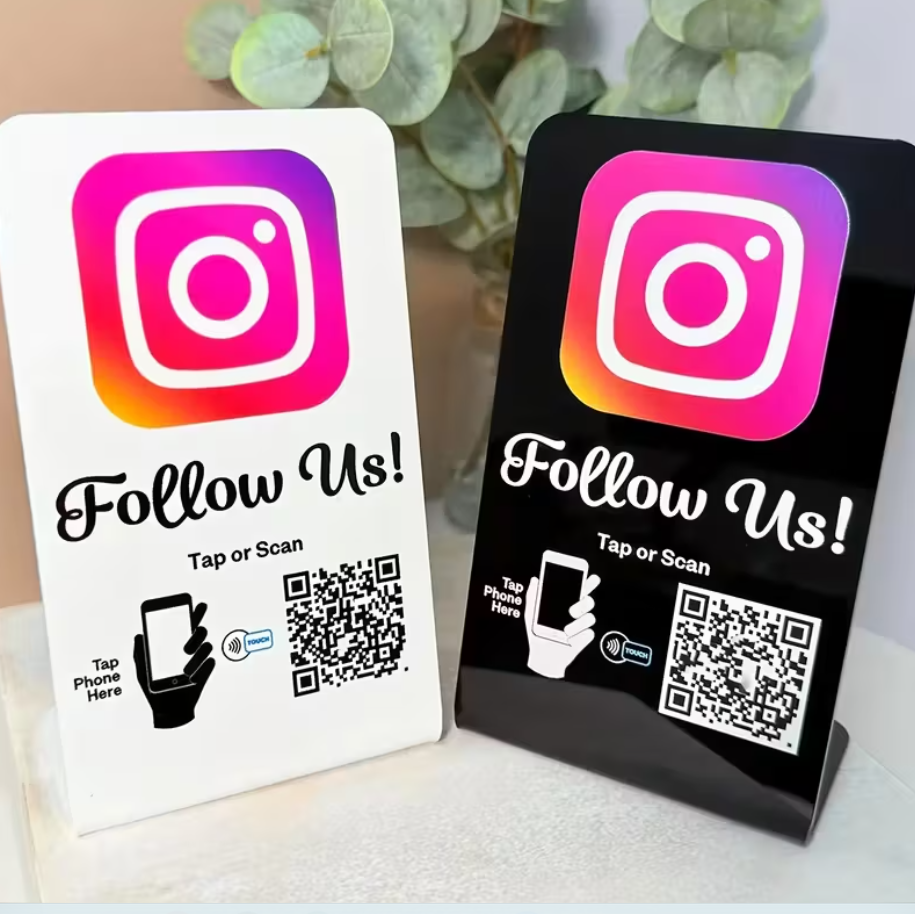 Instagram NFC social media stand met QR-code.