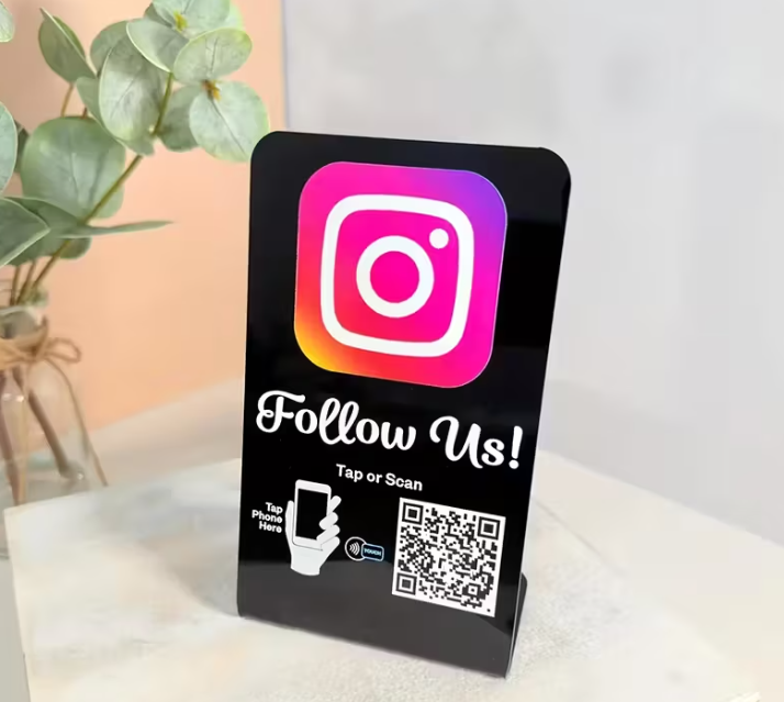 Instagram NFC social media stand met QR-code.