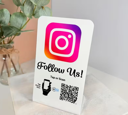 Instagram NFC social media stand met QR-code.